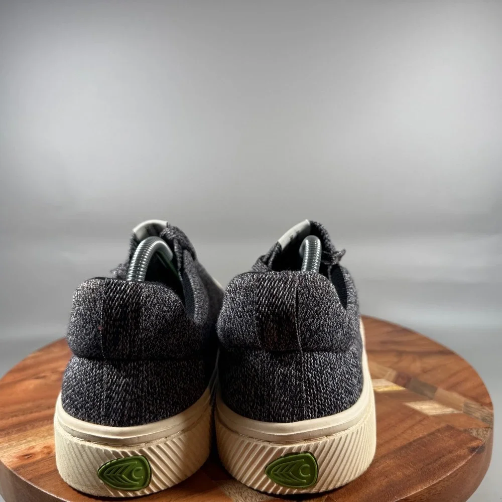 Cariuma vegan grey