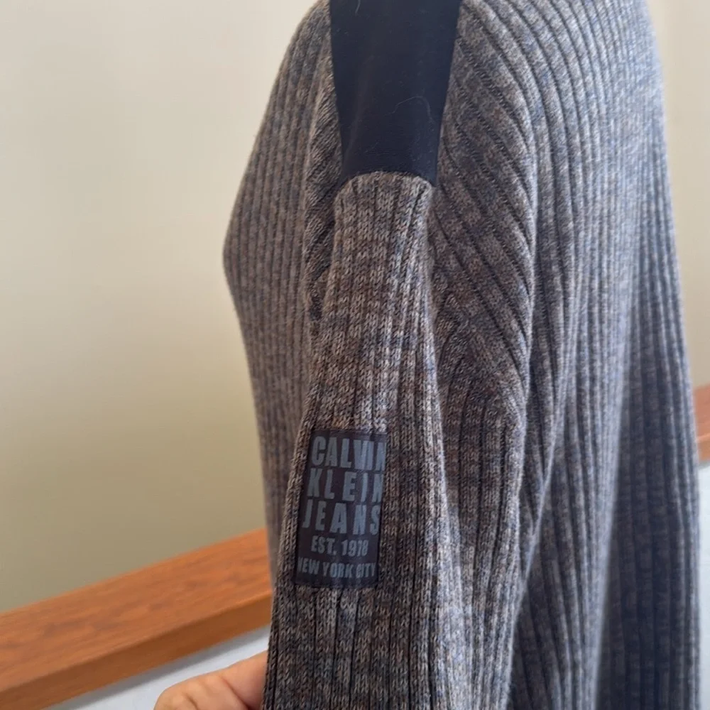 Calvin Klein Jeans stylish brown