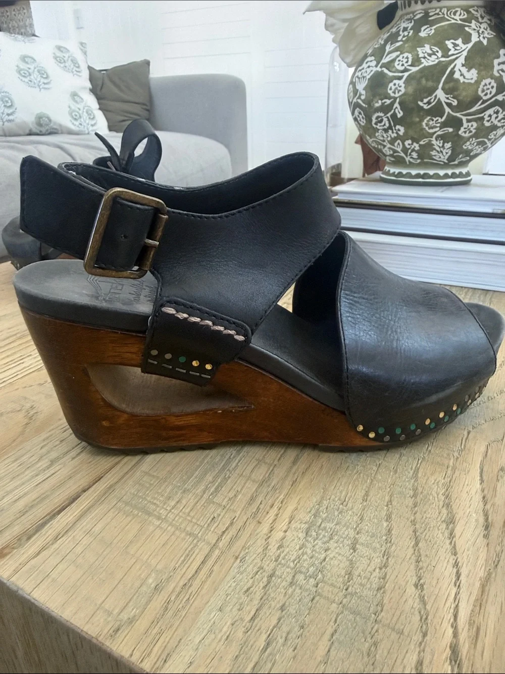 N/A comfortable black