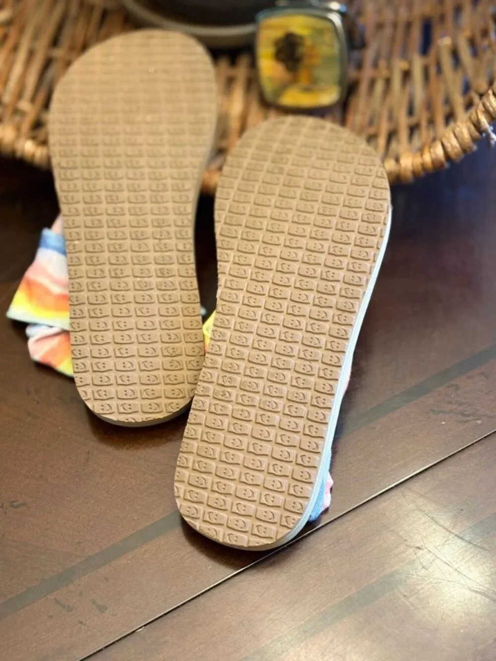 Sanuk rainbow tie