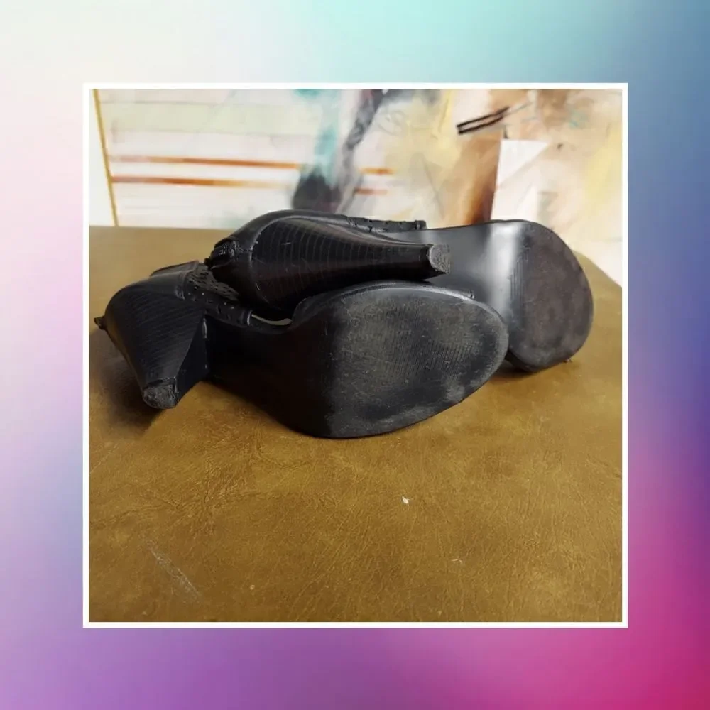 attention black shoe