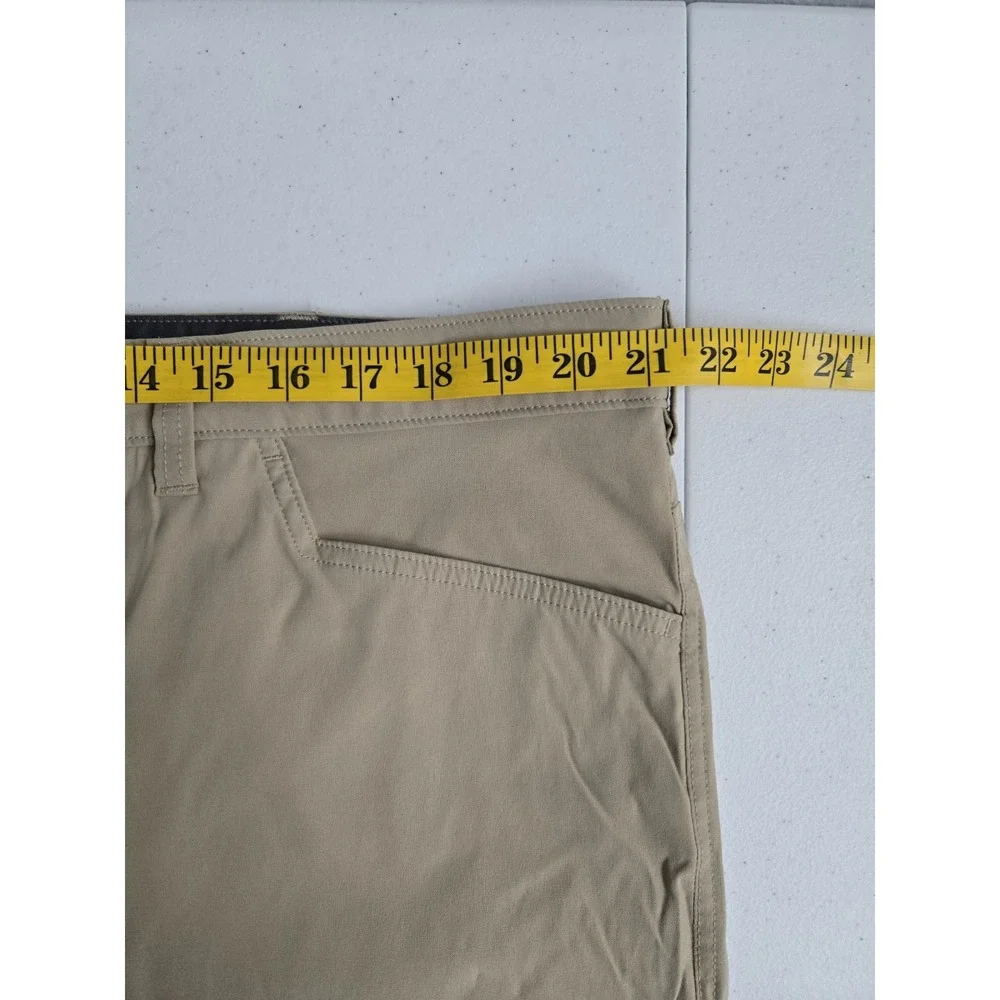 Eddie Bauer Men's Size 42 Tan‎ Beige Activewear Outdoors Zip Pocket Cargo Shorts