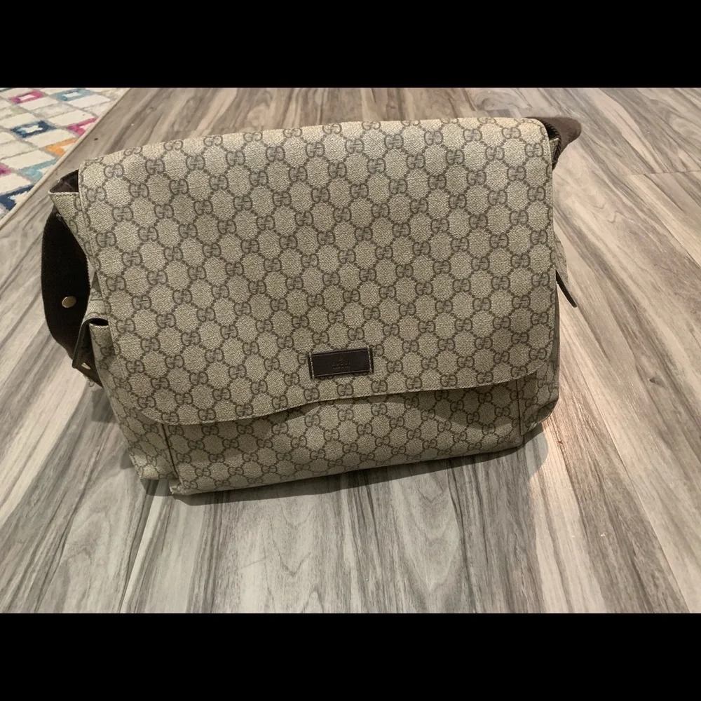 Gucci signature gg