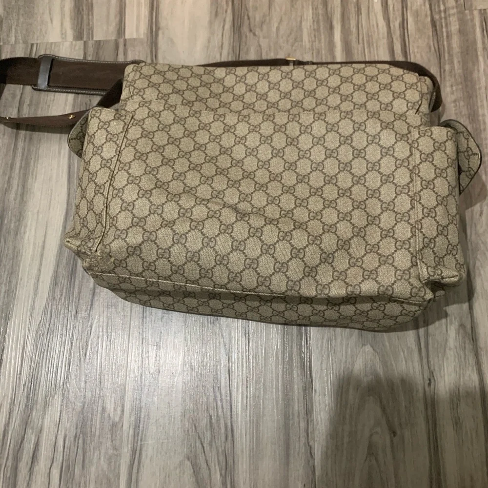 Gucci signature gg
