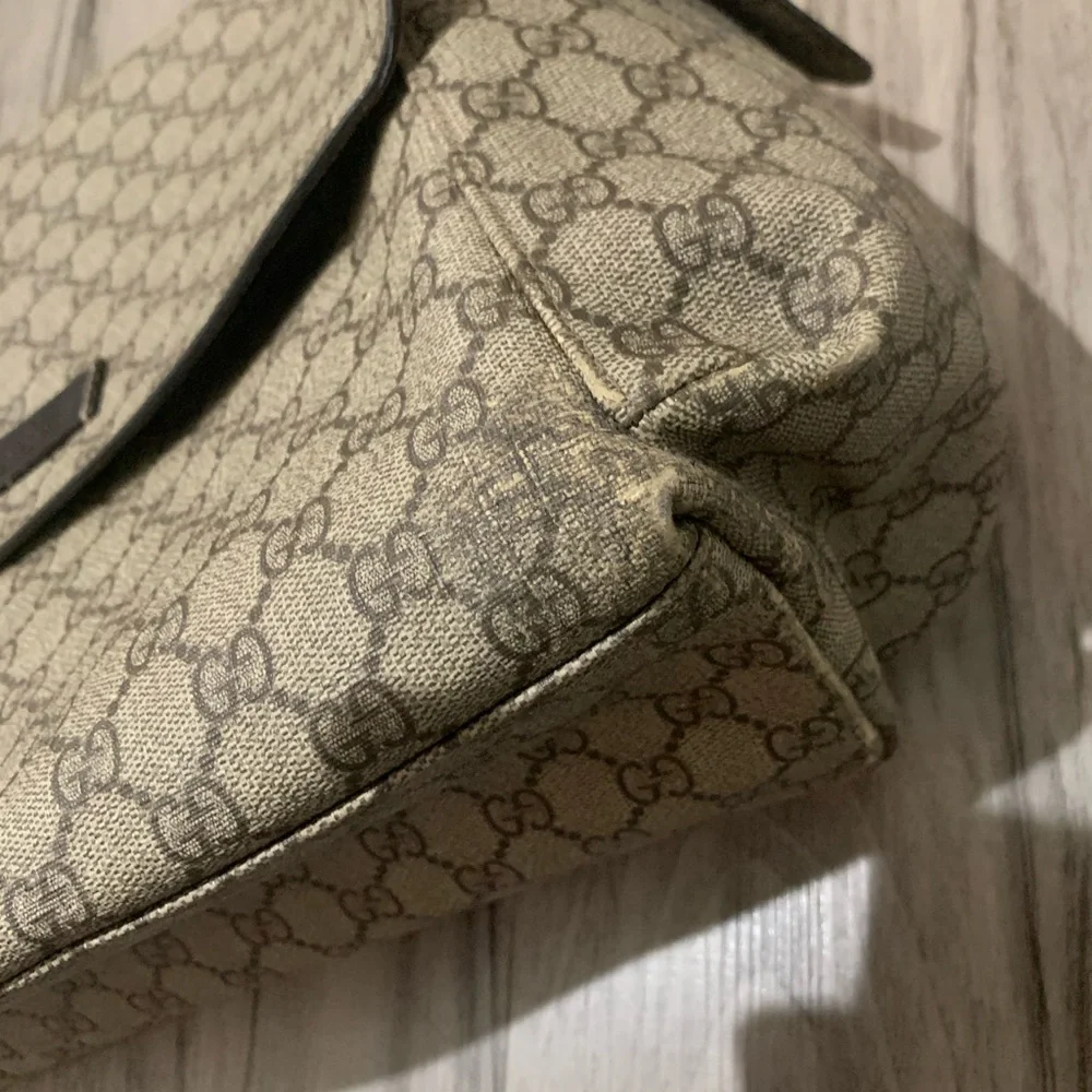 Gucci signature gg