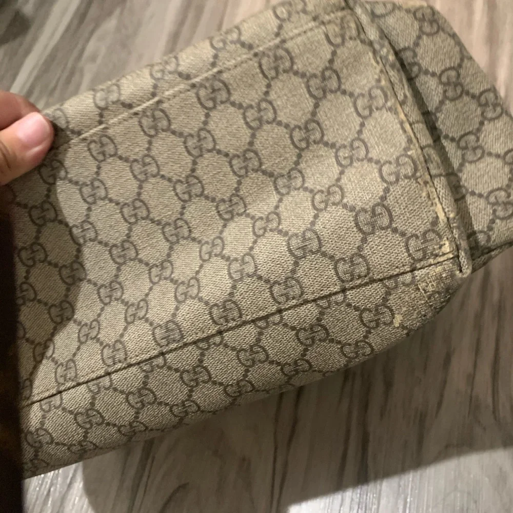 Gucci signature gg