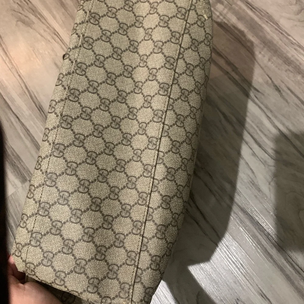Gucci signature gg