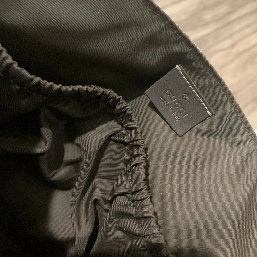 Gucci signature gg