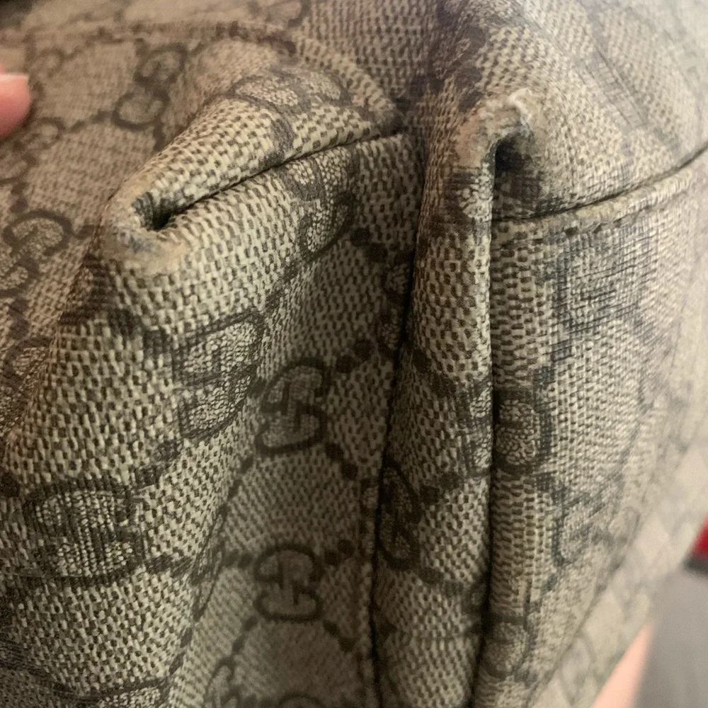 Gucci signature gg