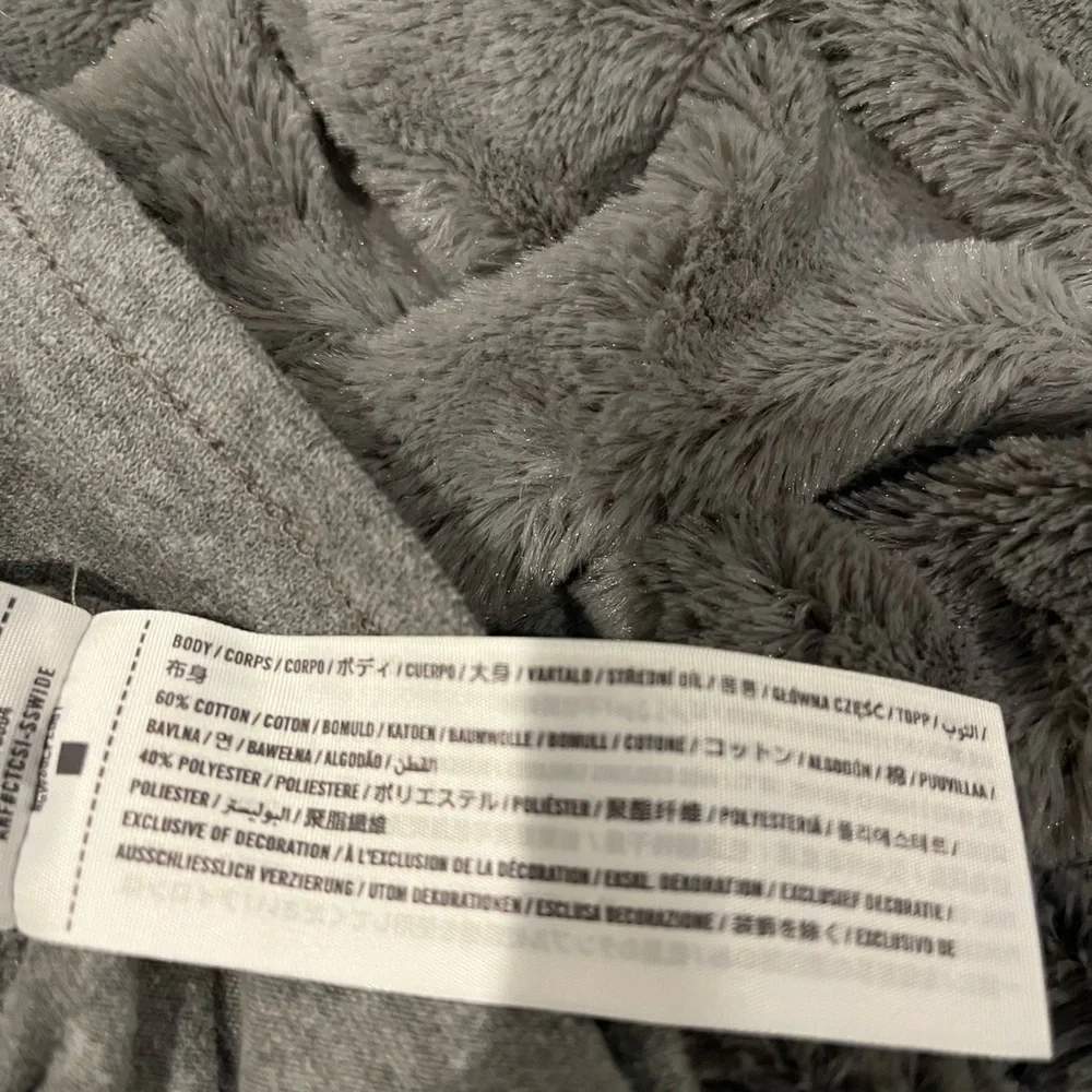 Abercrombie & Fitch approximately shipping welcome