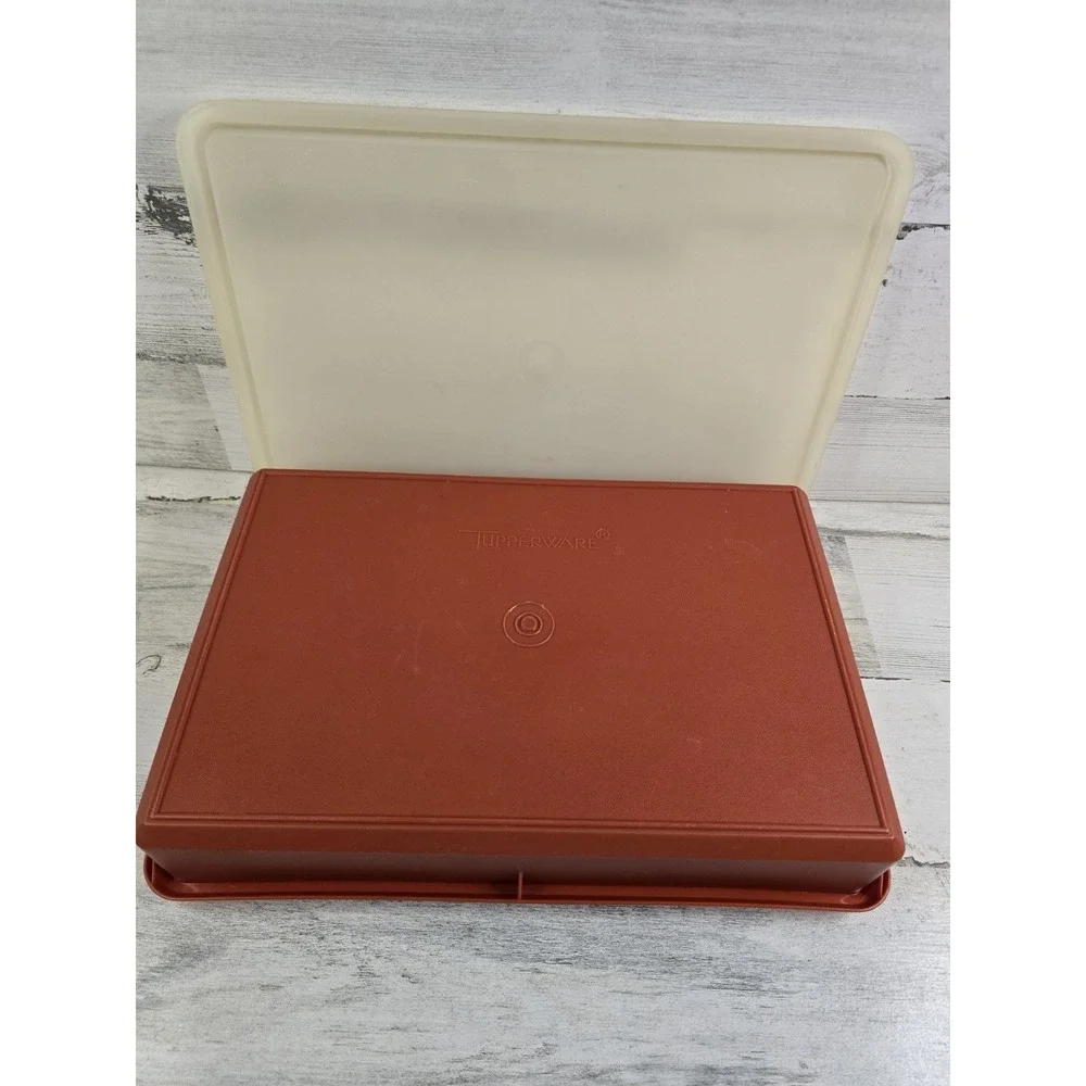 Tupperware vintage flat