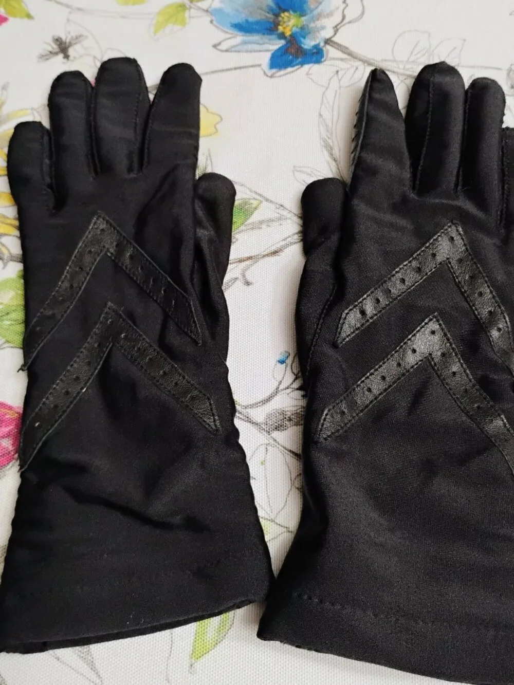 Isotoner Leather Gloves