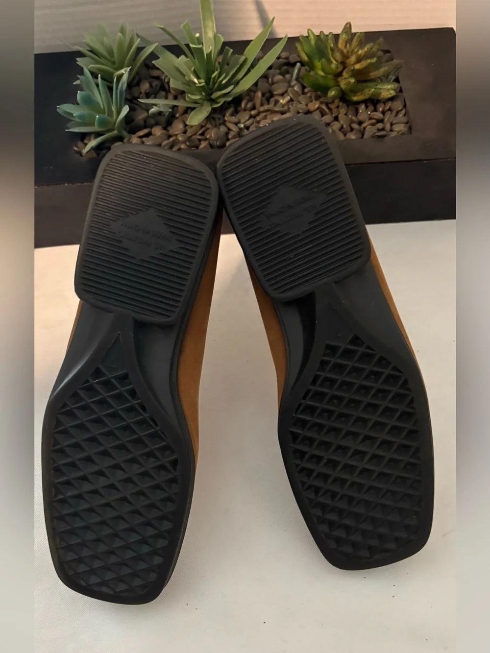 AEROSOLES soft suede