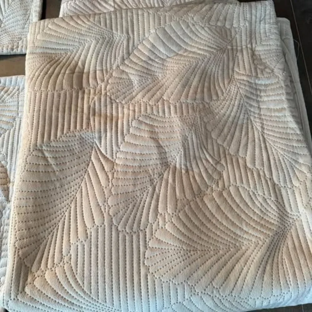 Queen comforter and large two pillowcases