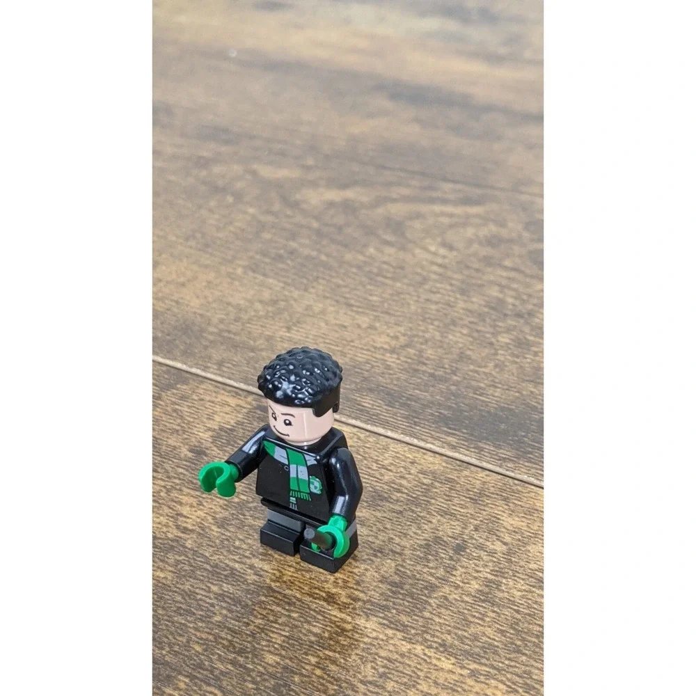 LEGO‎ Minifigure Black Green Scarf Wand Collectible Toy Figure