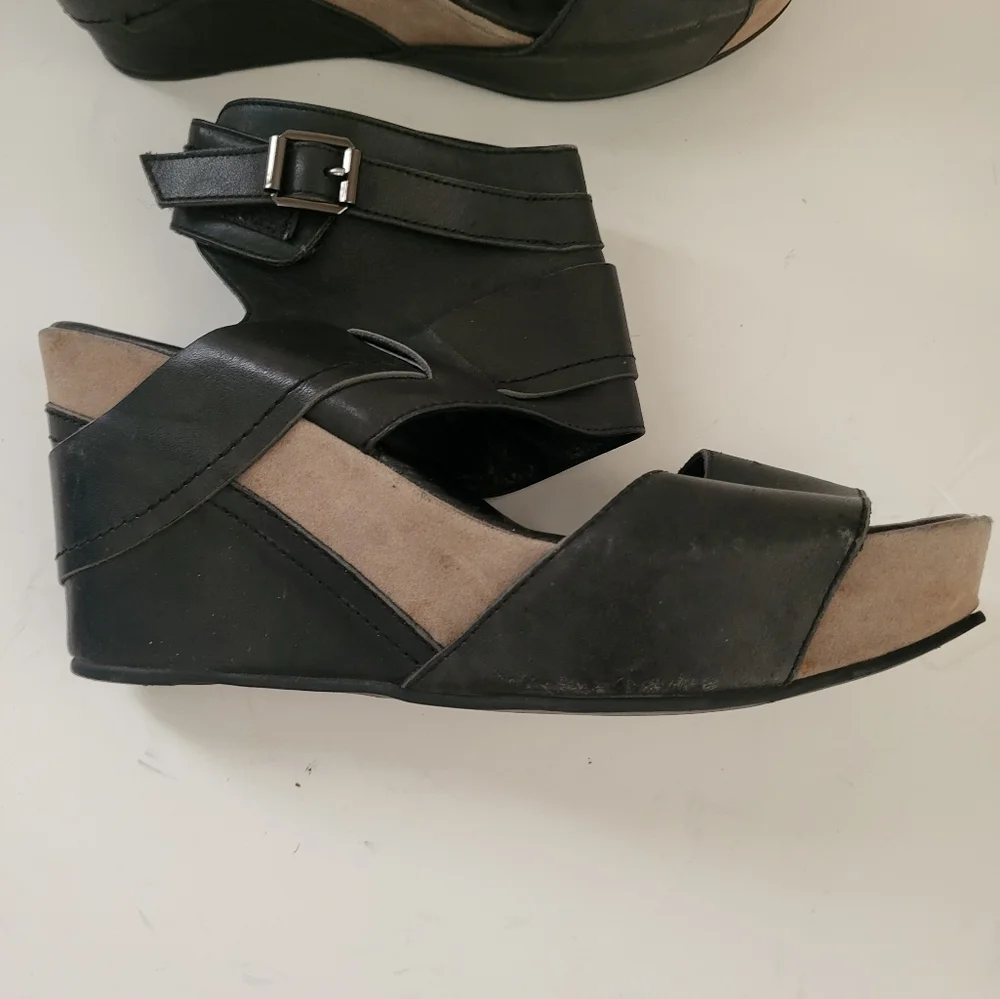 Antelope Black Leather Wedge Sandals - 8.5