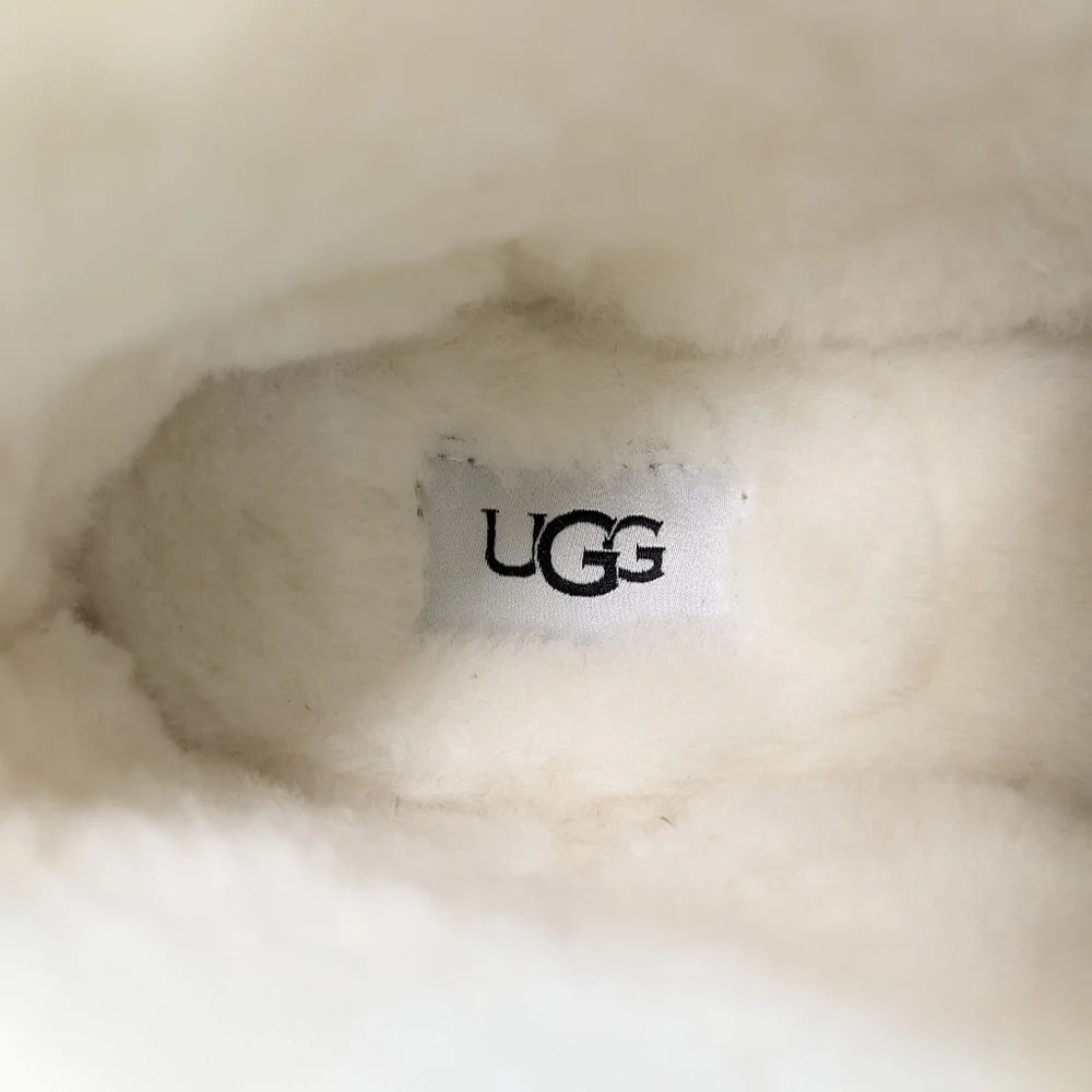 UGG neumel white