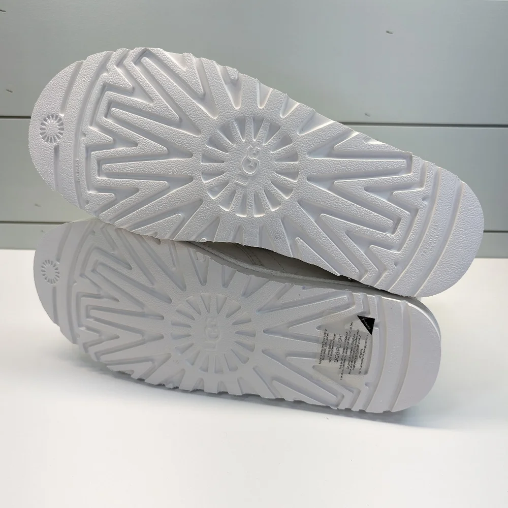 UGG neumel white