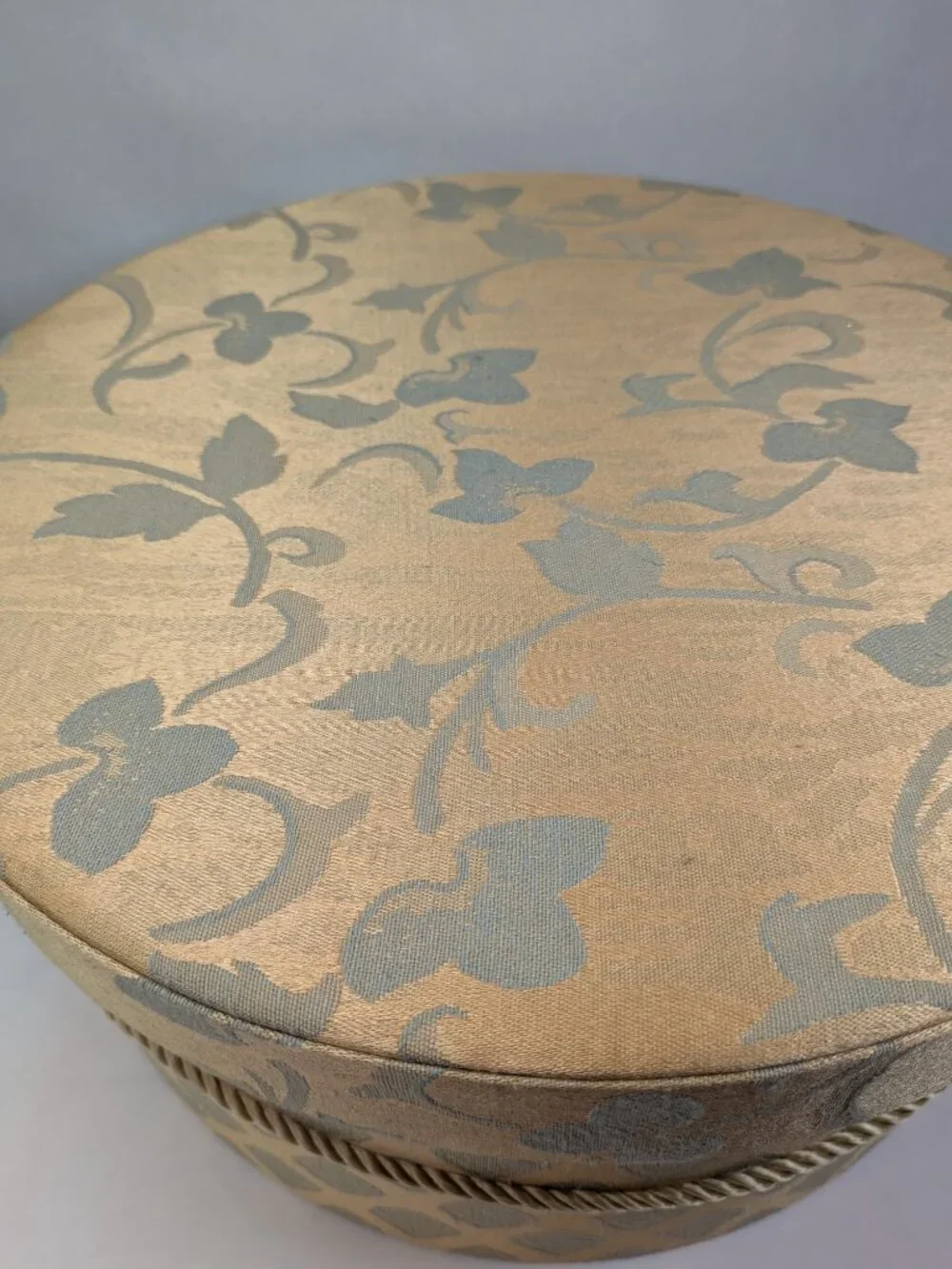 Vintage elegant round