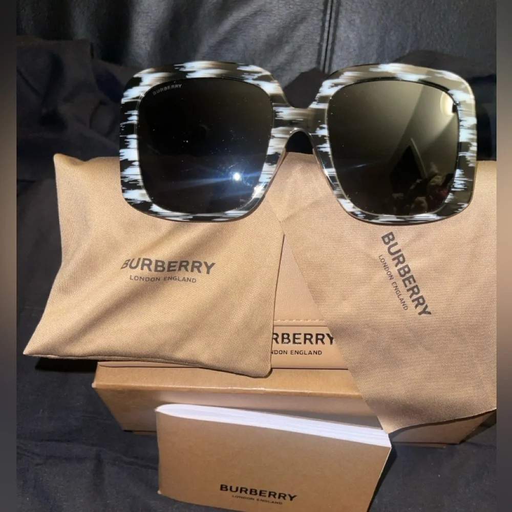 Burberry bold sunglasses