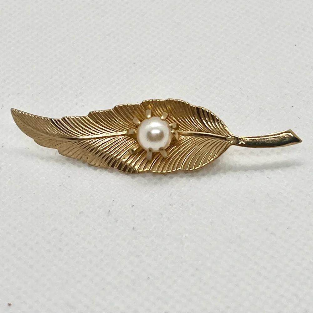 Vintage‎ Gold Tone Leaf Shape Brooch Pin Faux Pearl Center Mint