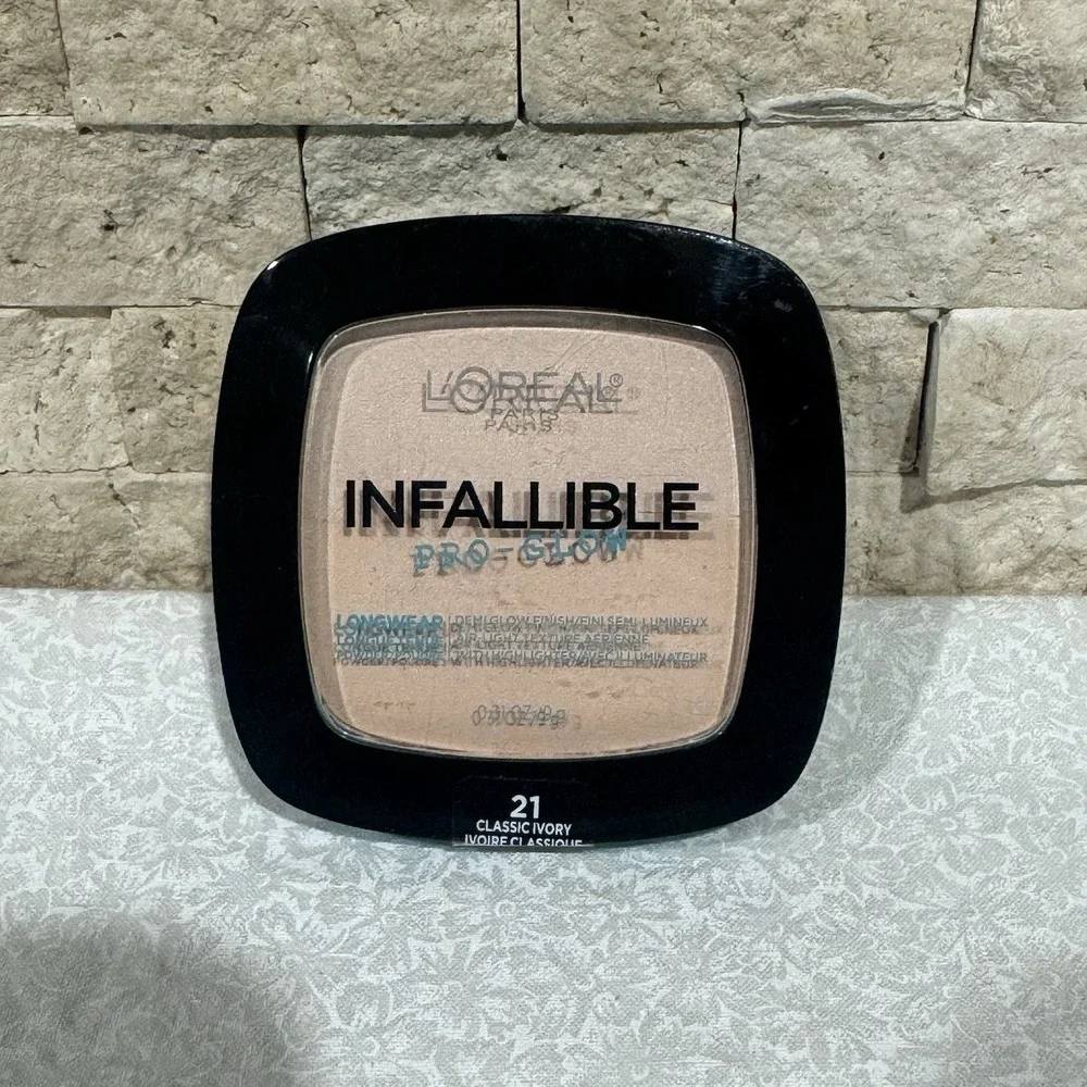 L'Oréal Infallible Pro-Glow‎ Foundation Pressed Powder Makeup-21 CLASSIC IVORY