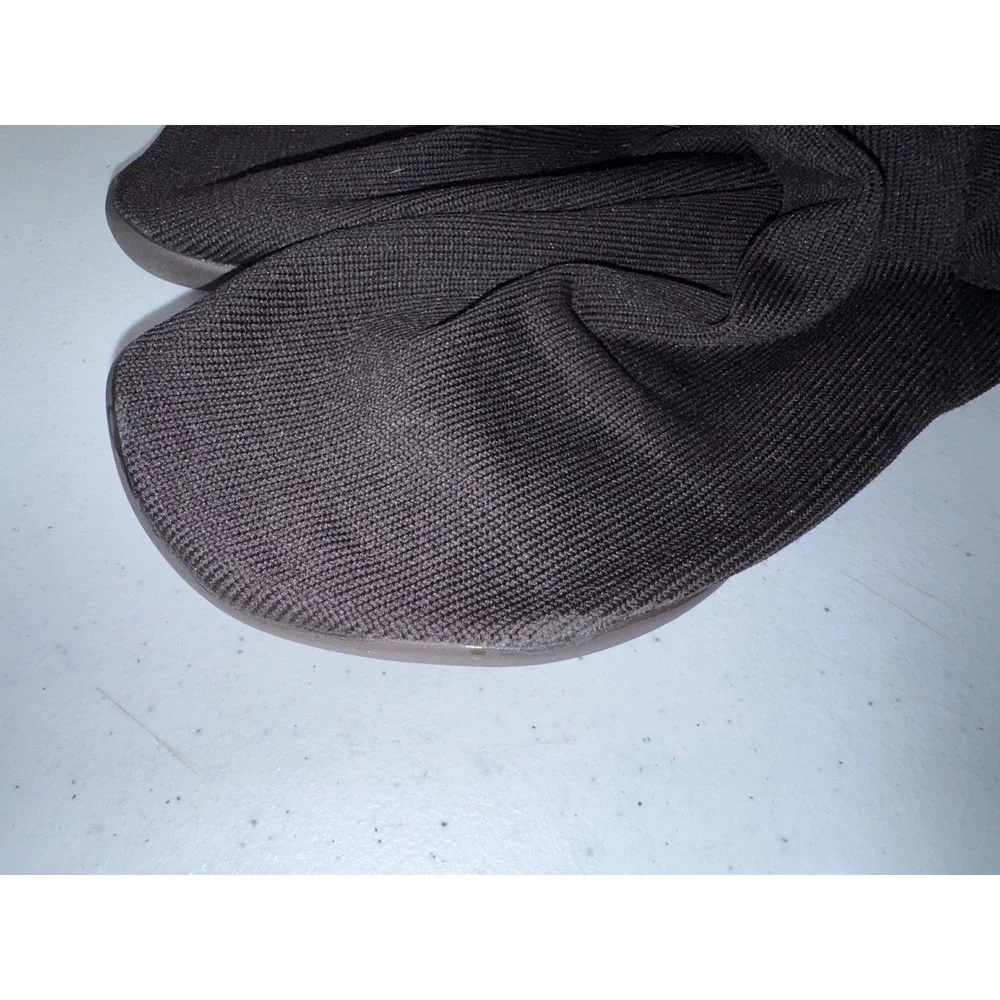 Yeezy pods feature
