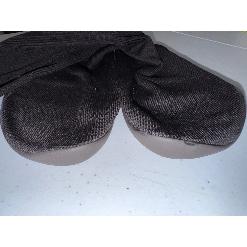 Yeezy pods feature