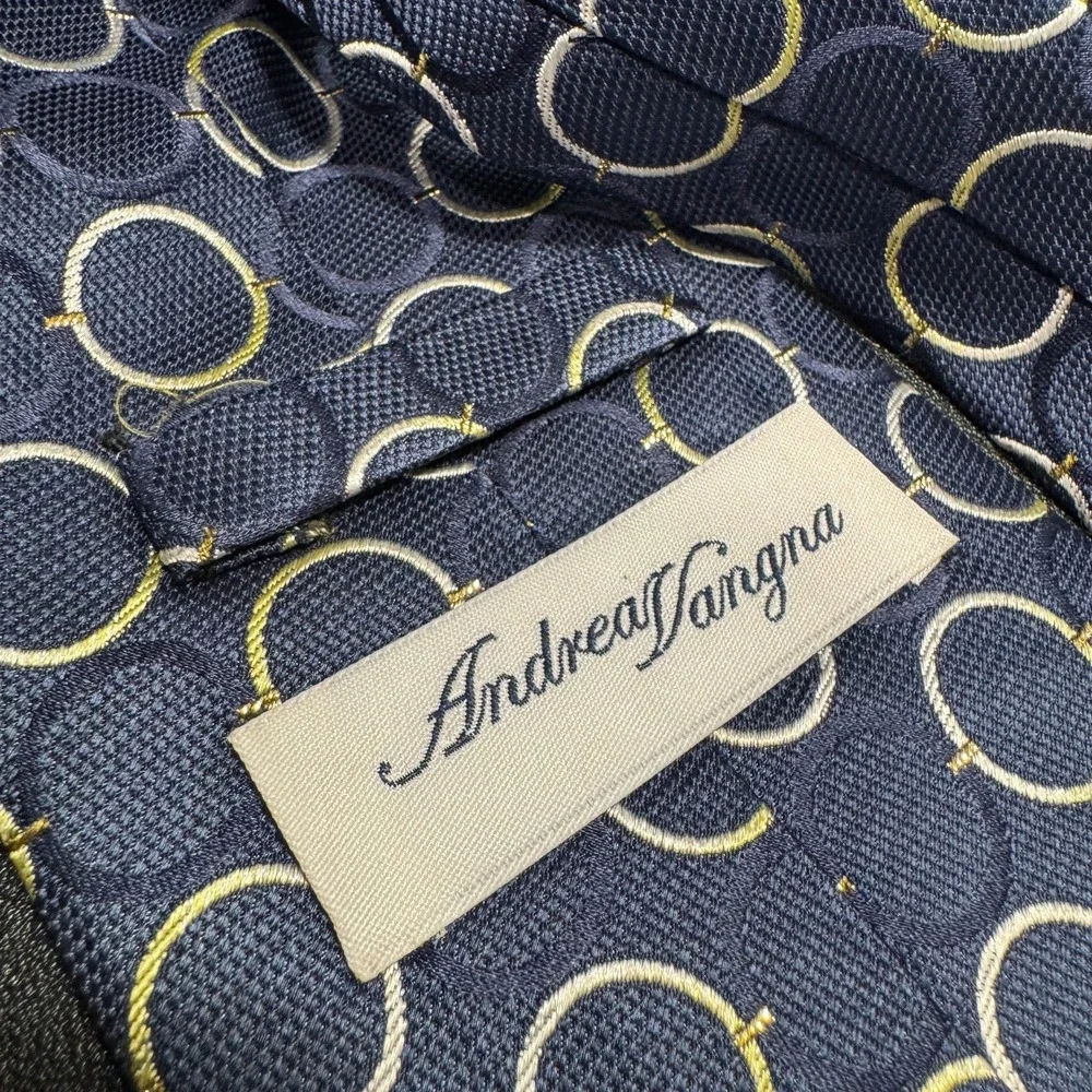 ANDREA VISCONTI socialflare curated