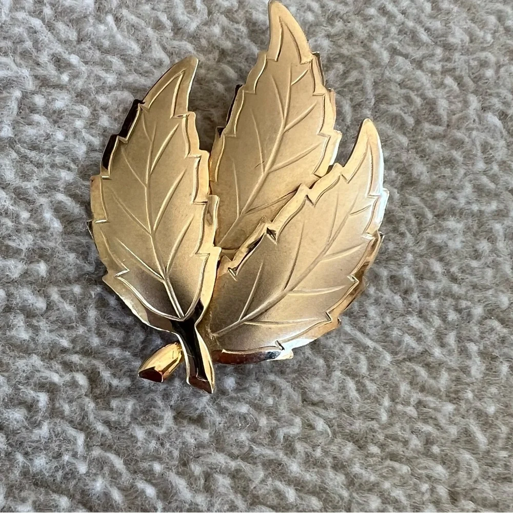 Vintage brooch set