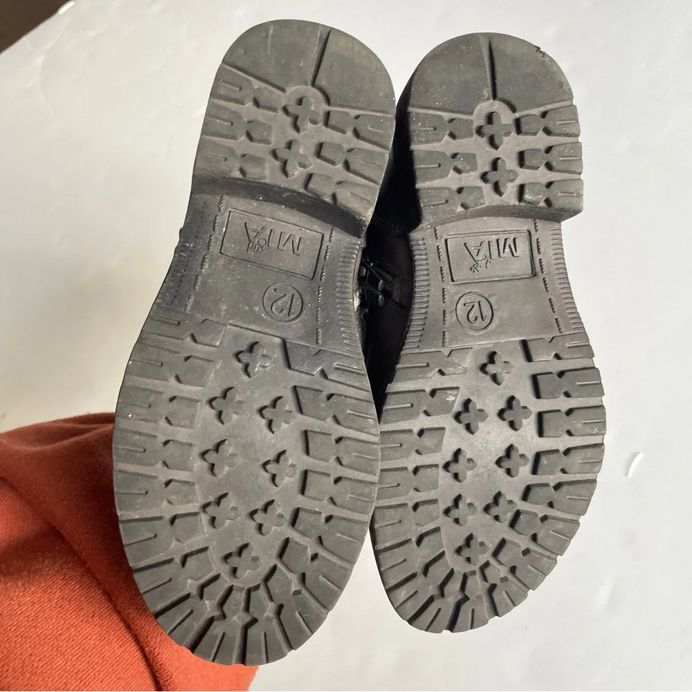 MIA grey ankle