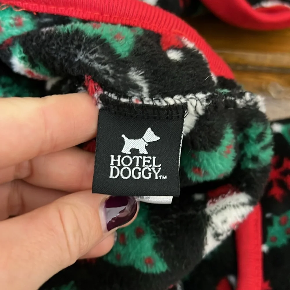 Hotel Doggy christmas ambassador smoke
