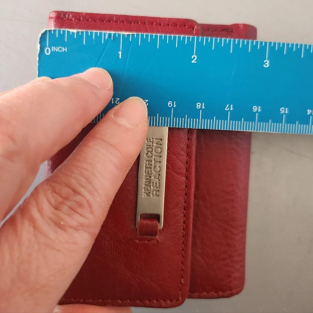Kenneth Cole Reaction chic compact
