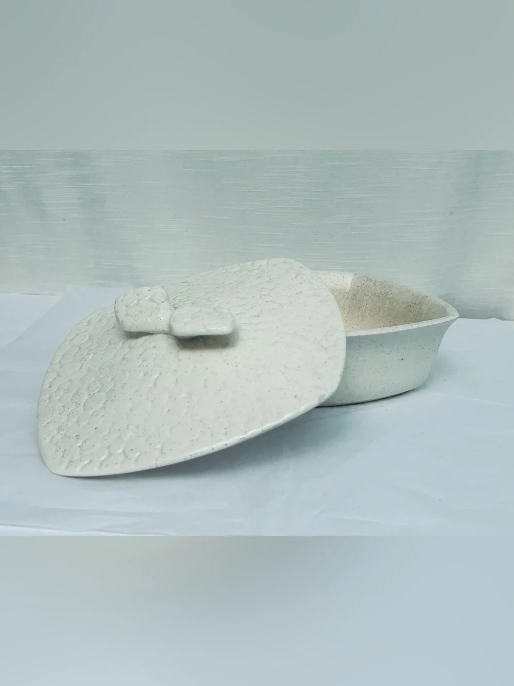 Vintage MCM Speckled Ceramic Covered Casserole‎ Dish in Off-White