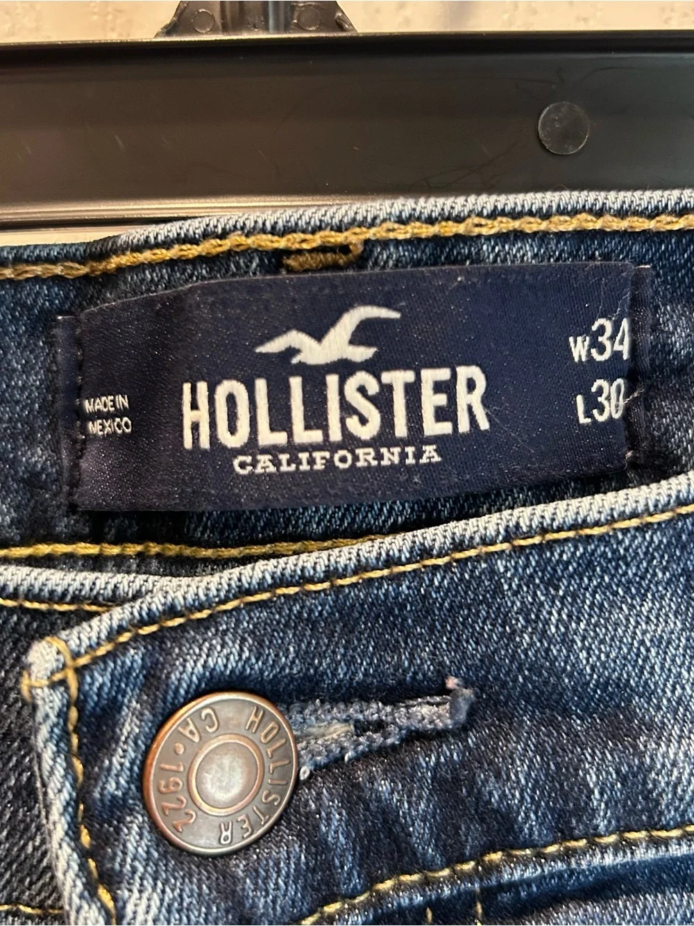 Hollister •smoke free