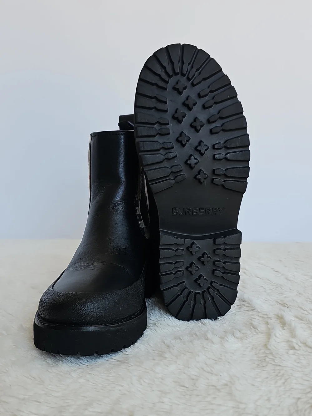 Burberry leave boot iconic
