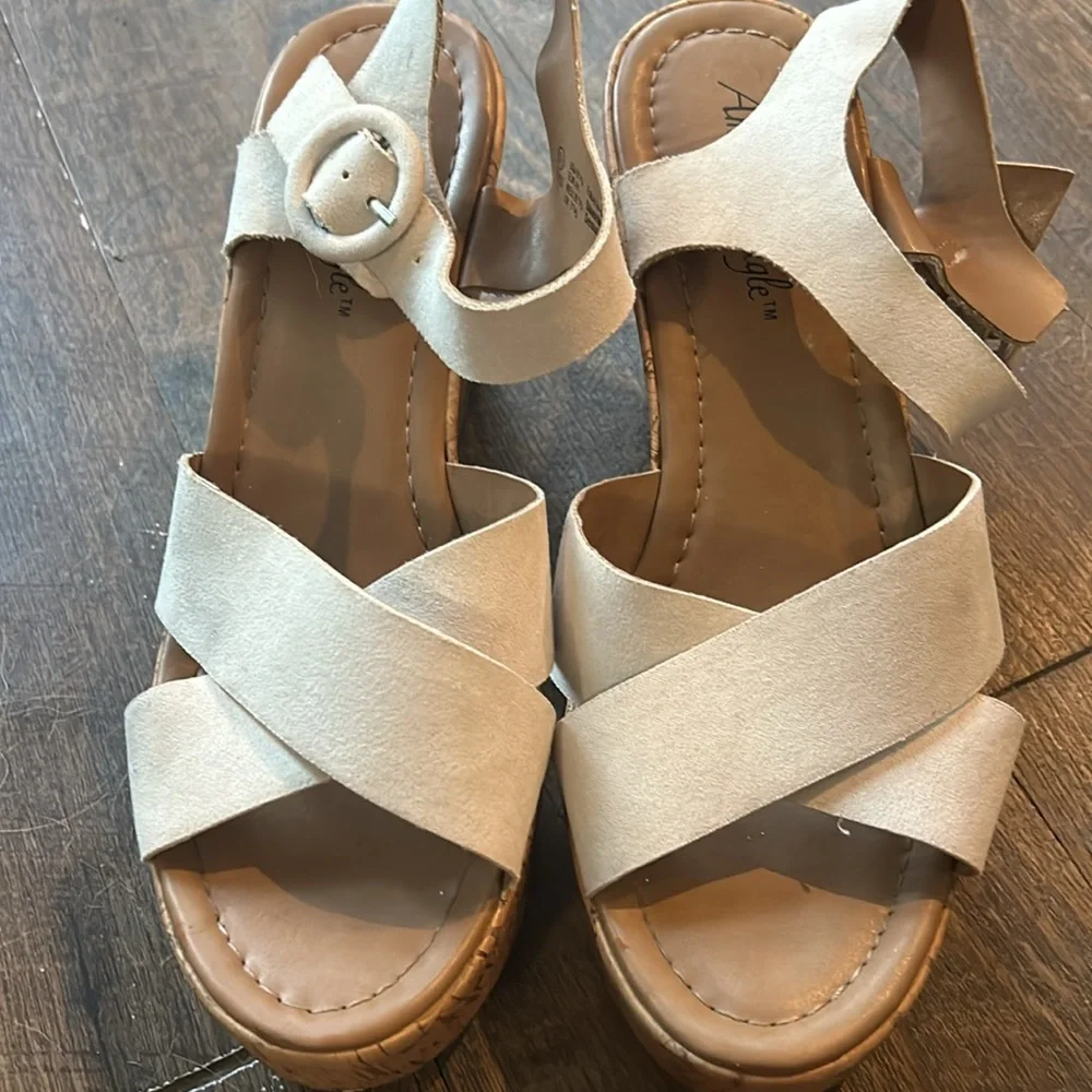 American Eagle Women’s Sandals Sz 9‎ 1/2 White Wedge Shoes Cork.
