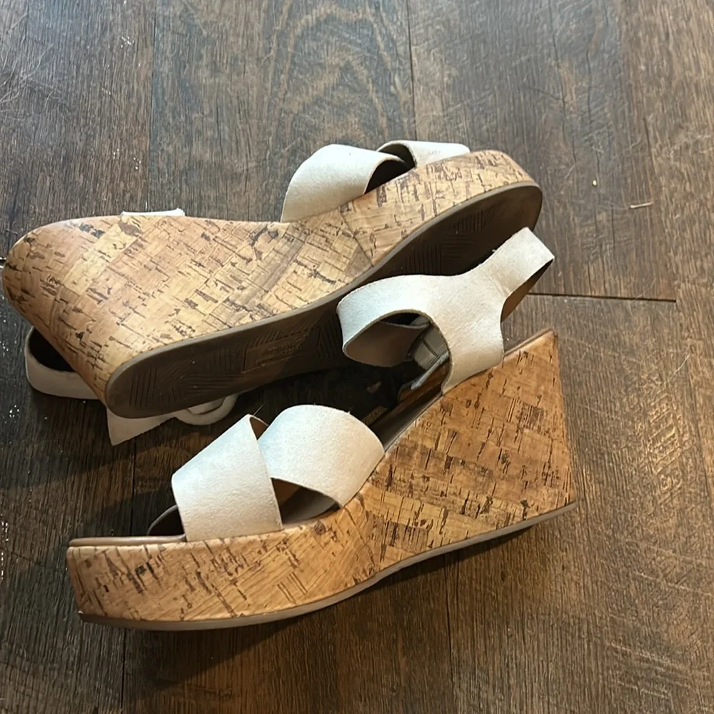 American Eagle Women’s Sandals Sz 9‎ 1/2 White Wedge Shoes Cork.