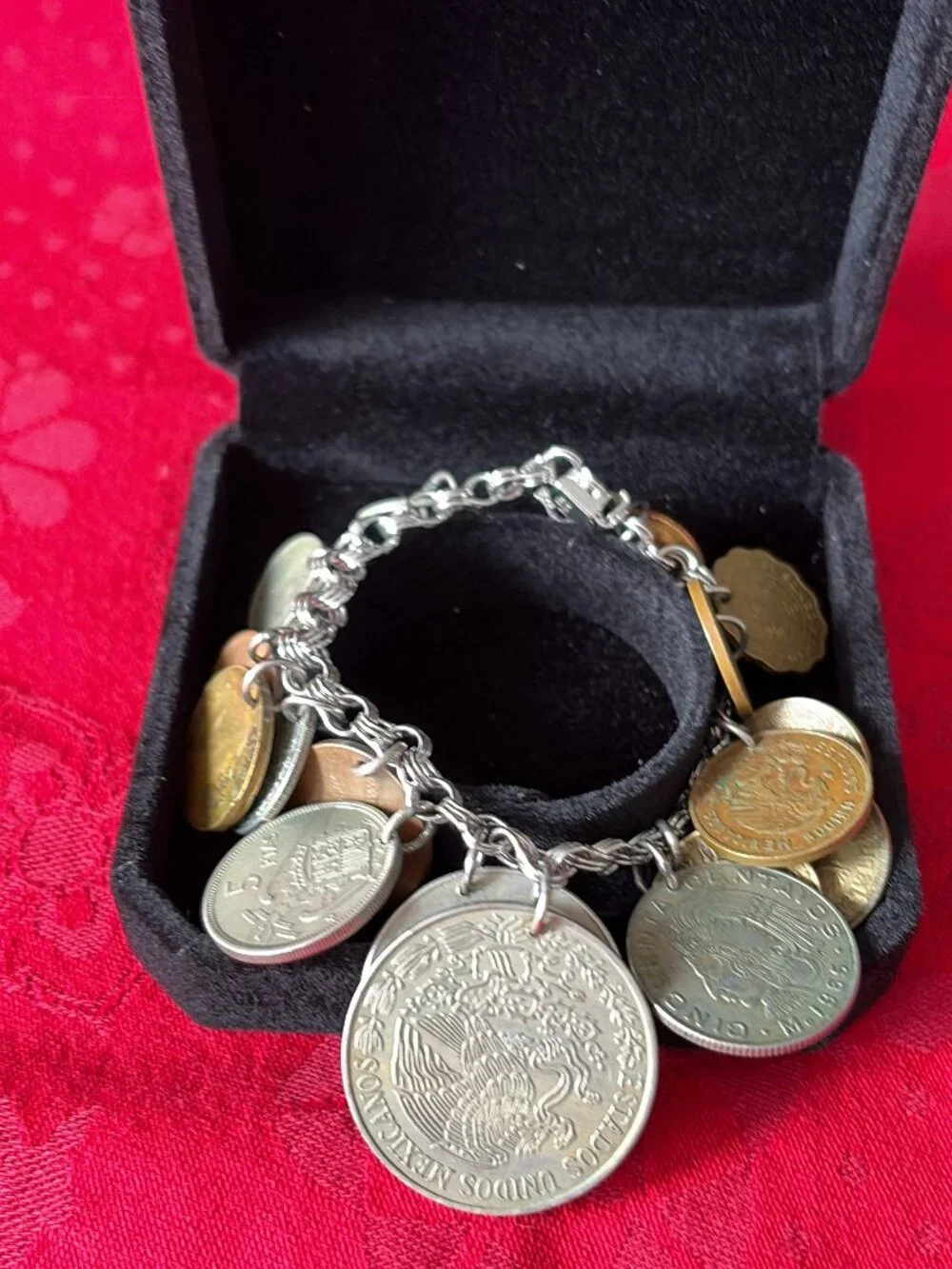 VINTAGE STERLING SILVER INTERNATIONAL COIN BRACELET.