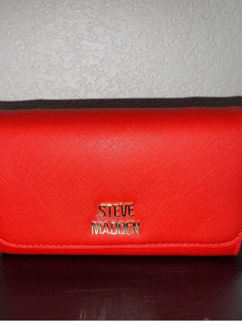 Steve Madden compact steve
