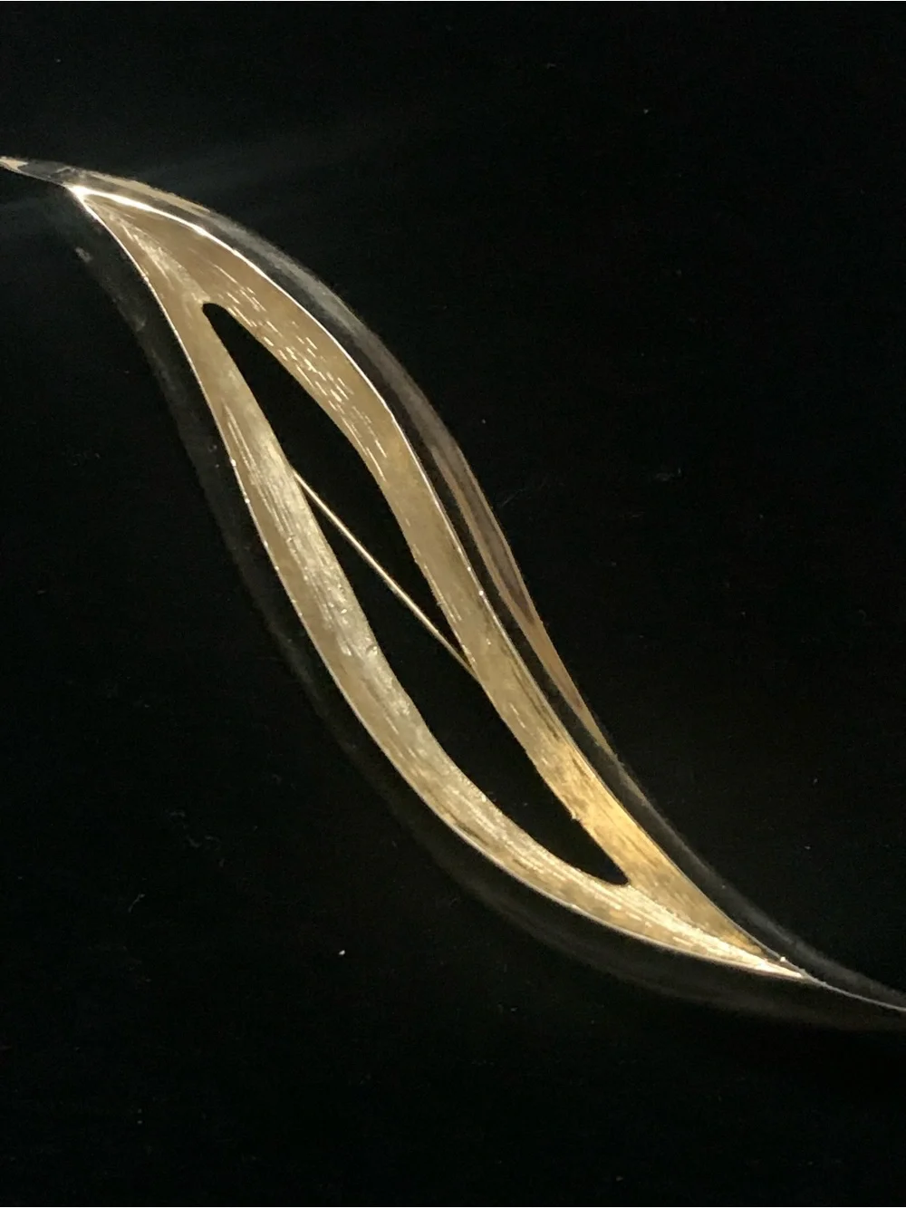 Vintage MCM Crown Trifari Gold-Tone Sculptural Wave Brooch