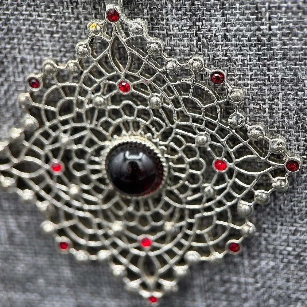 Vintage Black Faceted Red Oval Beads Ornate Silver-Tone Charm Necklace‎