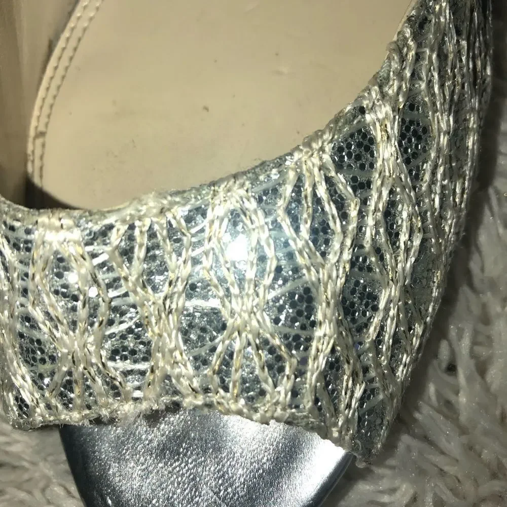 Enzo Angiolini has heel