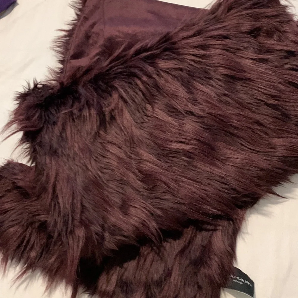 Tahari nwot table