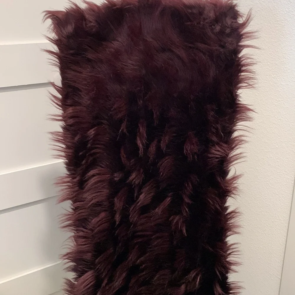Tahari nwot table