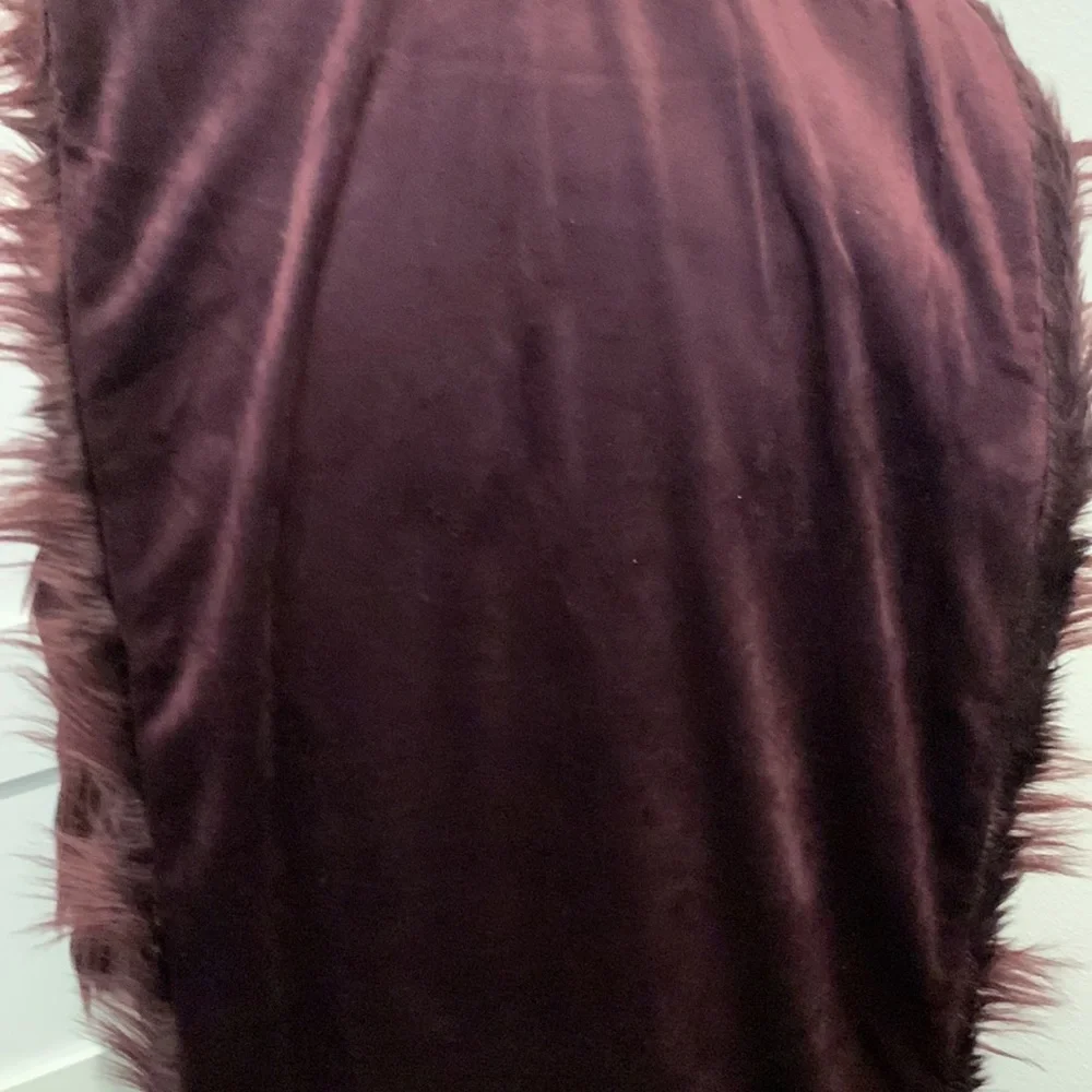 Tahari nwot table