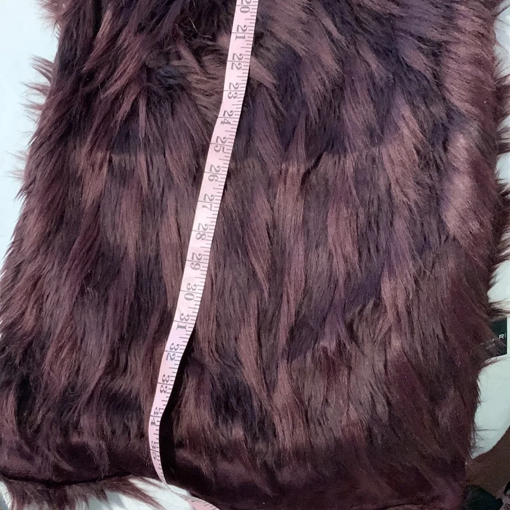 Tahari nwot table