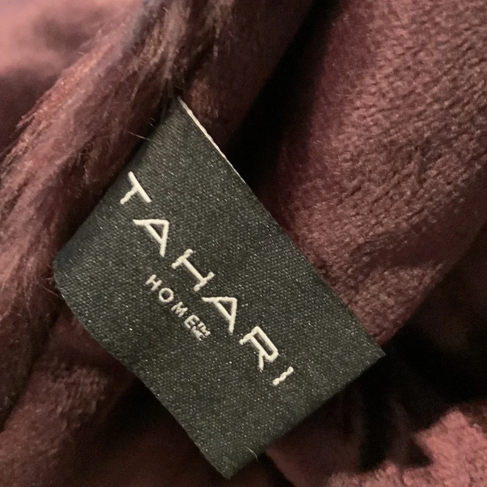 Tahari nwot table