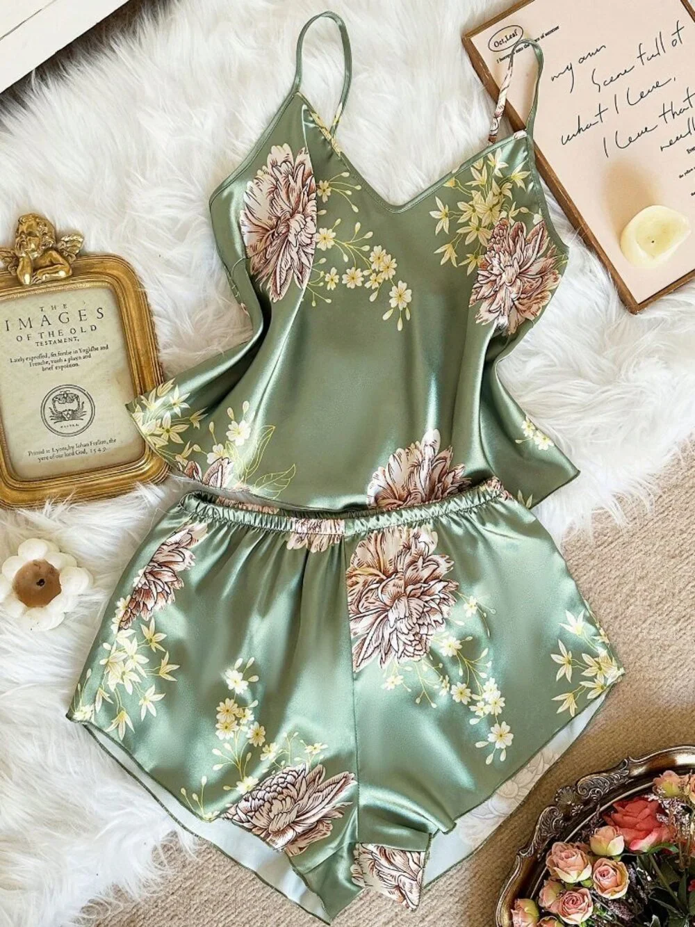 N/A green women
