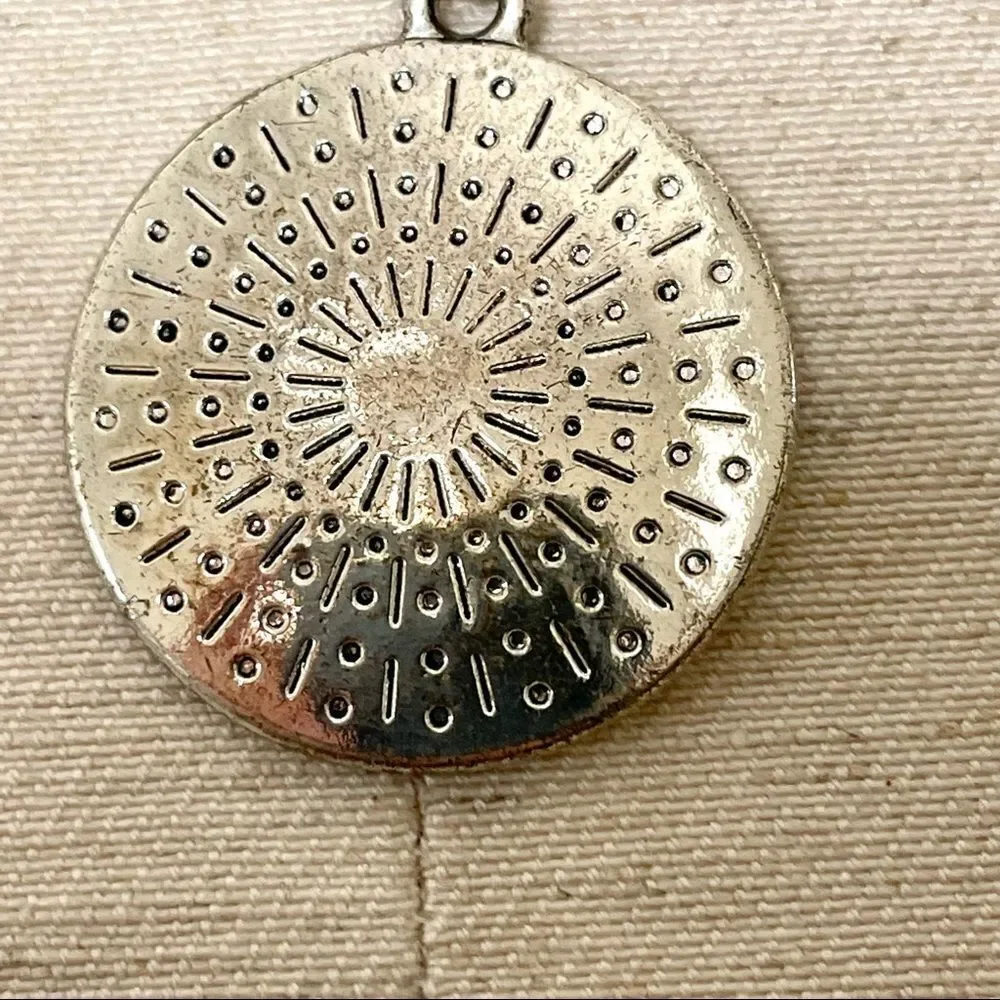 Silver tone disc necklace silver tone
